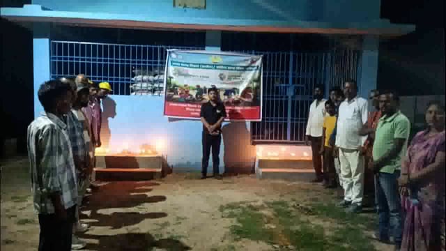 स्वच्छता ही सेवा कार्यक्रम को लेकर प्रखंड विकास पदाधिकारी की अगुवाई में निकाला गया कैंडल मार्च।