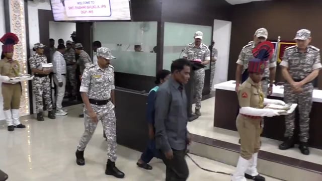 पोलिस महासंचालक सामोर गडचिरोलीत  सहा माओवादी ने केले आत्मसमर्पण