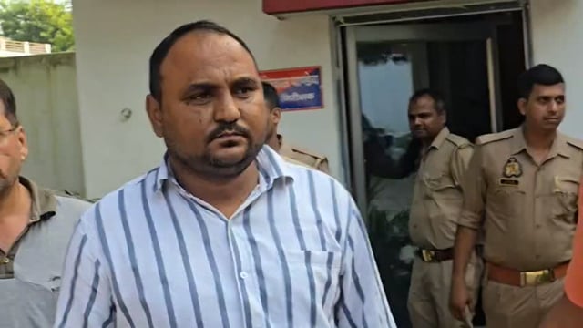 ब्रेकिंग अम्बेडकरनगर
कटेरी ब्लॉक के संविदा कर्मी विवेक सिंह को एंटीकरप्शन ने किया गिरफ्तार
5000 रुपए लेते हुए संविदाकर्मी विवेक सिंह एंटीकरप्शन टीम ने रंगे हाथ किया गिरफ्तार एंटीकरप्शन टीम संविदा कर्मी विवेक सिंह को लाई अकबरपुर कोतवाली।