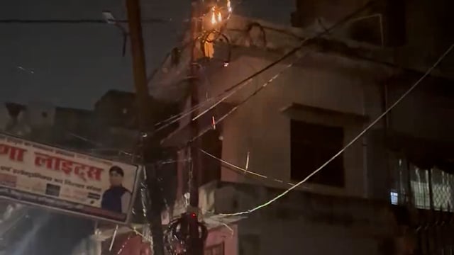 कल महिला थाने के पास तो आज मोहल्ला नई बस्ती मंदिर वाली गली में बिजली के खंभे पर लगी आग। आए दिन ऐसी हो रही घटनाएं 