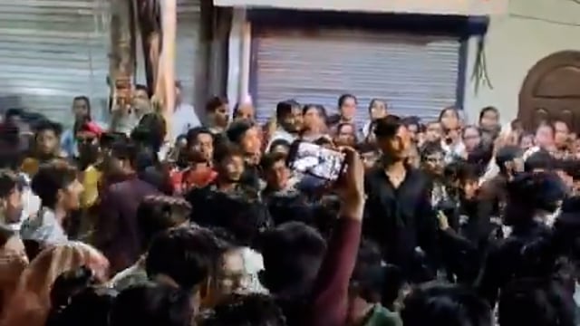 फर्रुखाबाद, उत्तर प्रदेश;  फर्रुखाबाद के नितगंजा तिराहा इलाके में राम बारात जुलूस के दौरान दो गुटों के बीच हिंसा भड़क उठी।
#politics