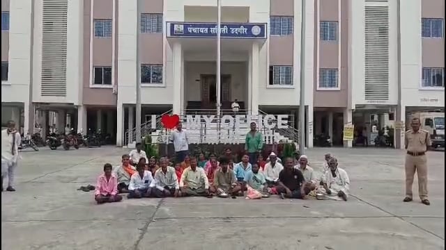 हंडरगुळी येथील अपंगांचे पंचायत समिती कार्यालयासमोर आंदोलन
