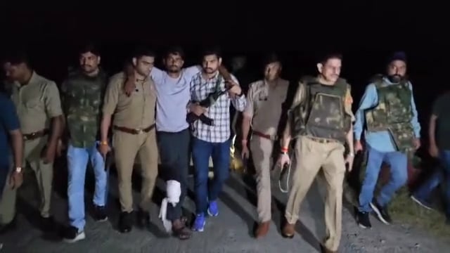 झाँसी में फिर गूंजी पुलिस की गोली की गड़गड़ाहट  हत्या का आरोपी संजय समेत तीन गिरफ्तार, एक घायल