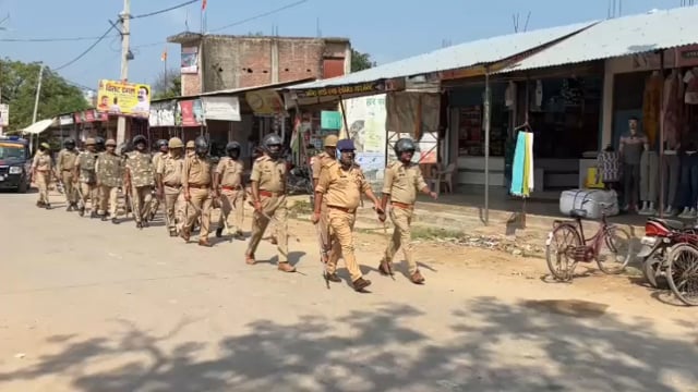 सरेनी जिला रायबरेली...त्योहारों को देखते .हुए कोतवाल रमेश चंद्र यादव की अगुवाई मे कस्बा सरेनी मे फ्लैग मार्च 