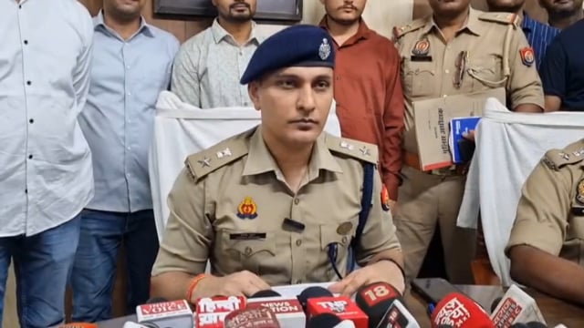 एसओजी टीम ने कुख्यात असलहा तस्कर को पांच असलहा के साथ दबोचा 




एसपी दीपक भूकर की बाइट