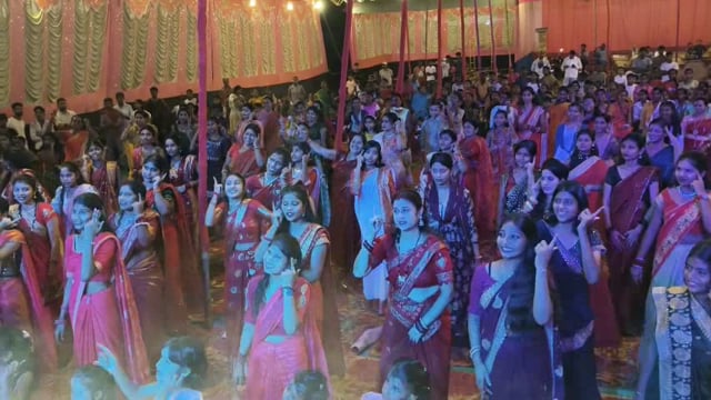 डांडिया एवं गरबा का भव्य आयोजन, बंगाली रीति रिवाज से युवतियों एवं महिलाओं ने मां दुर्गा की स्तुति की।