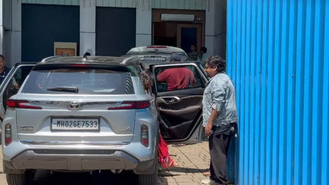 कलिना, मुंबई; अभिनेत्री श्रेया पिलगांवकर को हाल ही में मुंबई के कलिना हवाई अड्डे पर देखा गया। हवाई अड्डे पर आते/जाते (यदि ज्ञात हो तो कृपया बताएँ) अपने स्टाइलिश और संतुलित रूप से उन्होंने सबका ध्यान#politics