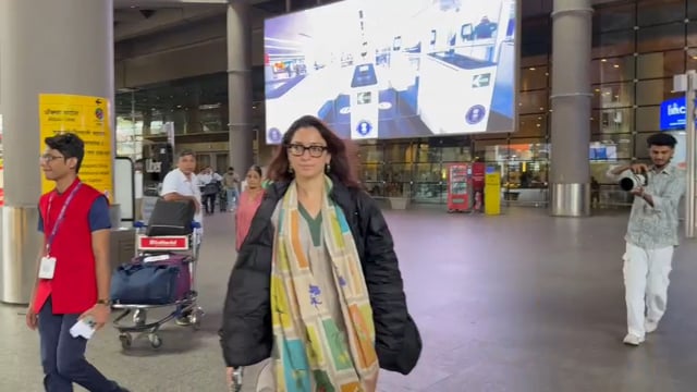 मुंबई, महाराष्ट्र — अभिनेत्री तमन्ना भाटिया मुंबई एयरपोर्ट पर अपने स्टाइलिश और आरामदायक ट्रैवल लुक से सबका ध्यान अपनी ओर आकर्षित करती नज़र आईं।
#politics