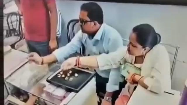 झांसी से सीपरी बाजार गणेश ज्वेलर्स शॉप पर एक दंपत्ति  ने पलक झपकते ही कर दी अंगूठी गायब CCTV कैमरे मे जादू हुआ कैद वीडिय
