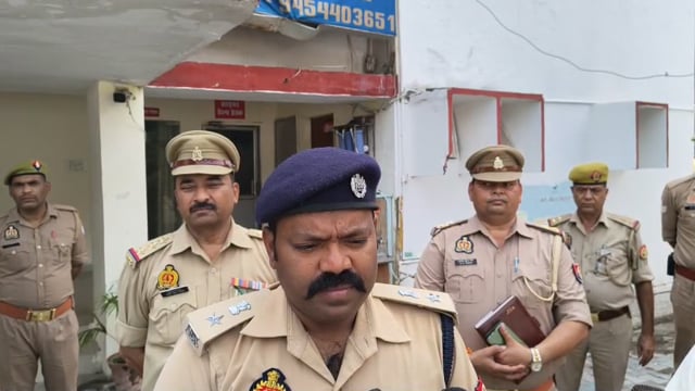 थाना समाधान दिवस के अवसर पर थाना नवाबाद में जिलाधिकारी झाँसी व एसएसपी झाँसी द्वारा जनसुनवाई की गई। एसएसपी झाँसी की बाइट