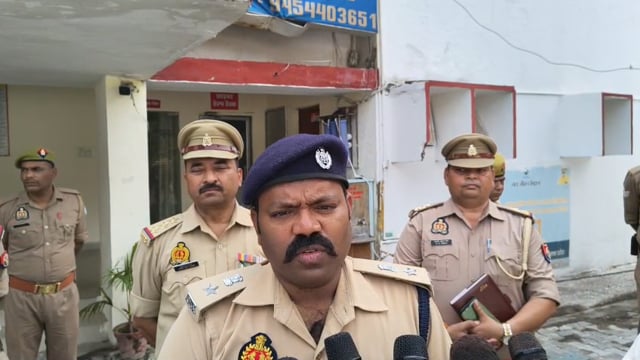 थाना समाधान दिवस के अवसर पर थाना नवाबाद में जिलाधिकारी झाँसी व एसएसपी झाँसी द्वारा जनसुनवाई की गई। एसएसपी झाँसी की बाइट