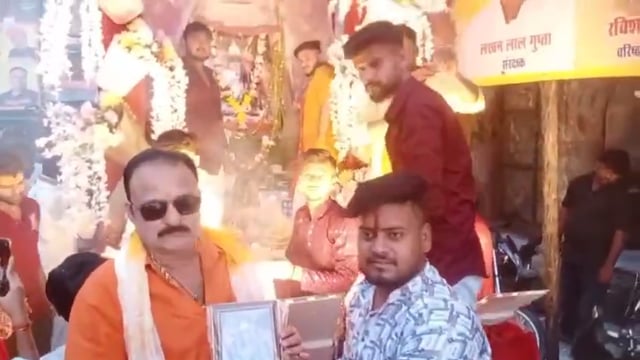 झांसी की प्रसिद्ध खटीक समाज की मां काली के लिए काशी विश्वनाथ से चुनरी मंगवाई गई आयोजकों ढोल नगाड़े के से निकली यात्रा 