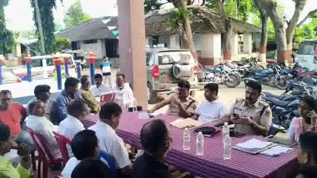 शांतिपूर्ण माहौल में दुर्गा पूजा संपन्न कराने हेतु थाना परिसर में शांति समिति की बैठक आयोजित।