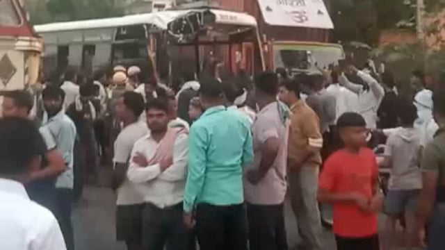 यूपी के जिला एटा के पास का मामला है ट्रक की स्टेरिंग फेल हो जाने के कारण रोहिलखंड डिपो की बस में टकराने से कई  लोग हुए 