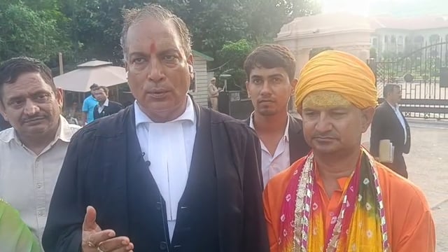 फलाहारी बाबा की तारीफ में वकील एपी सिंह ने क्या कहा