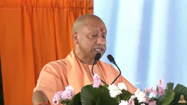 उत्तर प्रदेश- मुख्यमंत्री योगी आदित्यनाथ ने उन व्यक्तियों और समूहों की कड़ी आलोचना की है जो कथित तौर पर छोटे बच्चों के हाथों में कलम, नोटबुक और विज्ञान की किताबों जैसी स्कूली सामग्री के बजाय 