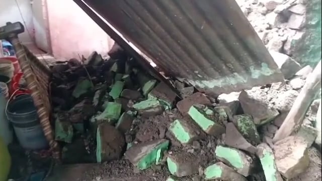 मुसळधार पावसामुळे नागलगाव येथे घराची भिंत कोसळली