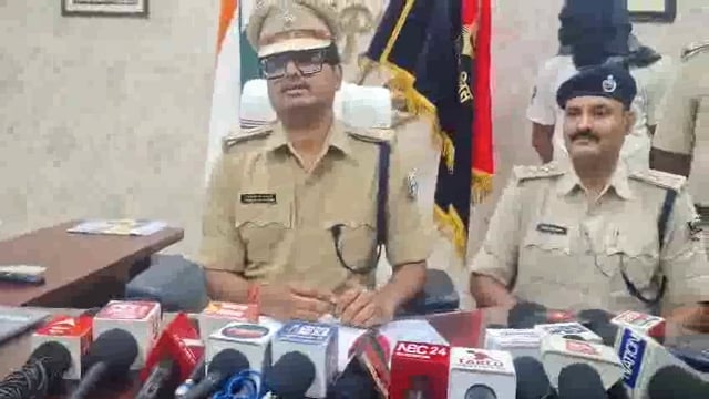 25 हजार रुपए के इनामी अपराधी की गिरफ्तारी के संबंध में प्रेस वार्ता करते एसपी उपेंद्रनाथ वर्मा