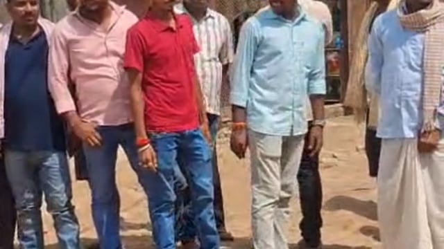 “सड़क नहीं तो वोट नहीं: शिकटौर गढ़ईया चौक पर ग्रामीणों का उग्र विरोध”