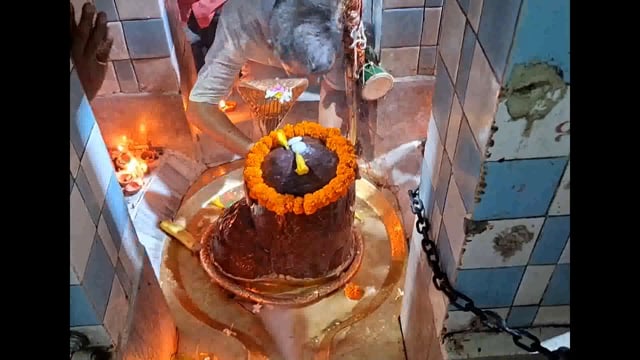 मेरठ सैफपुर फिरोजपुर सिद्ध पीठ श्री शिव मंदिर पर मां कालरात्रि के नवरात्रि पर शिव भक्तों ने दूध, दही, व जल से शिव लिंग का अभिषेक किया।