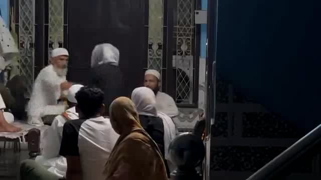 ➡️.....मुरादाबाद में मौलाना ने की छेड़छाड़,युवती की मां ने चप्पलों से की मौलाना की पिटाई
बताया जा रहा है कि झाड़-फूंक के बहाने मौलाना ने युवती को छेड़ा
लड़की की मां ने आरोपी को पंचायत में चप्पलों से पीटा