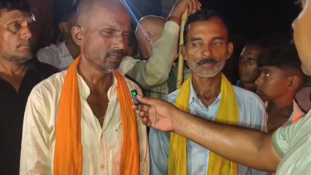 बगहा में मशाल जुलूस, ग्रामीणों ने सरकार से पूछा– हमारा अधिकार कब