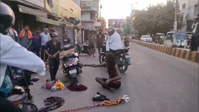  कृष्णा नगर में साधु को भीख नहीं देने  पर त्रिशूल धारी बाबा का हाई वोल्टेज ड्रामा मामला पहुंचा पुलिस तक वीडियो वायरल