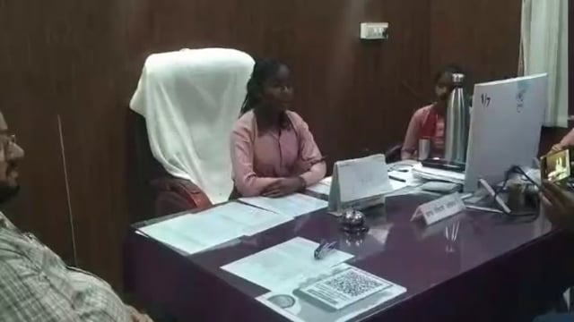 खण्डविकास अधिकारी मिर्ज़ा इरफान वेग ने मिशन शक्ति के तहत छात्रा अंशिका को एक दिन का बनाया गया बीडीओ बिहार ,