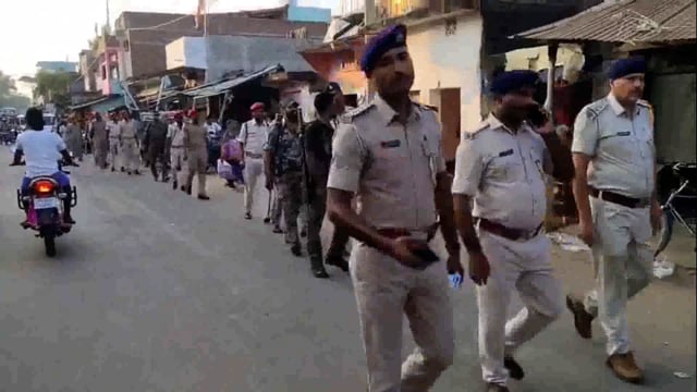 दुर्गा पूजा को लेकर थाना अध्यक्ष के नेतृत्व में चलाया गया फ्लैग मार्च, असामाजिक तत्वों में मचा हड़कंप 