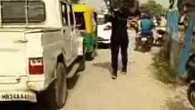 ➡️......झांसी : कंधे पर बाइक उठाकर रेलवे क्रॉसिंग पार की
बॉडीबिल्डर युवक का बल प्रदर्शन वायरल
मोंठ-समथर मार्ग के रेलवे क्रॉसिंग का मामला