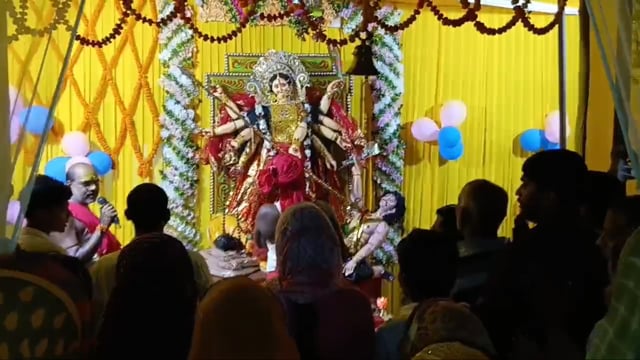 खुला मां का पट आरती मंगल करते श्रद्धालु