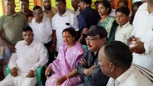 बीमार समाजसेवी अर्जुन बैठा से मिली गांडेय विधायक, बेहतर स्वास्थ्य की कामना की 