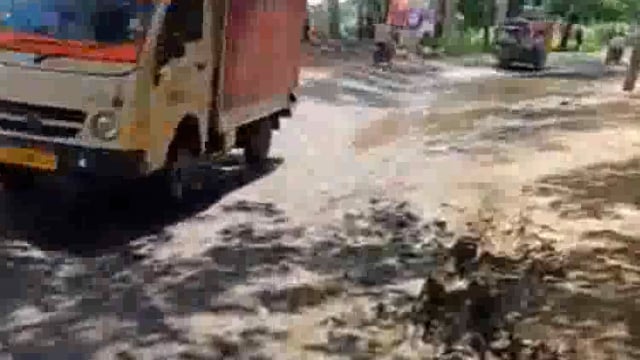 बांका परिवहन विभाग एवं जिला प्रशासन कर रही, बड़े हादसे का इंतजार ब्याही मोड़ का गढ्ढा विगत 6 महीने से बना परेशानी का सबब