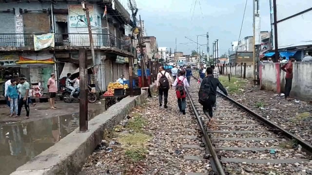 राया: विकास की पोल खोलता रेलवे रोड, जल भराव के कारण रेलवे ट्रैक से निकलने को मजबूर हुए लोग, 