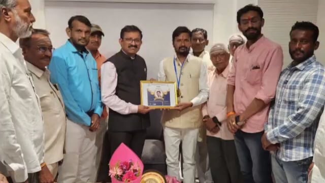 नितीन एकुरकेकर यांना खासदार डॉ शिवाजीराव काळगे यांच्या हस्ते ग्लोबल आयकॉनीक पुरस्कार प्रदान