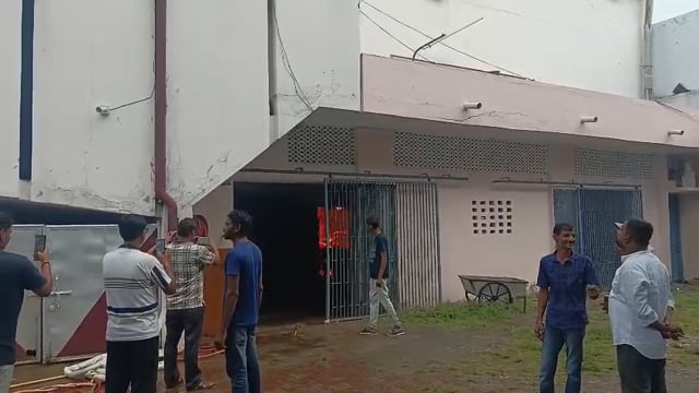 उन्नाव जनपद के गंगाघाट में बनी हुई सरस्वती टॉकीज में लगी भीषण आग अग्निशमन विभाग द्वारा प्रयास जारी