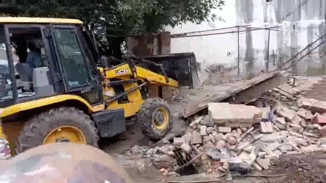 ➡️.....बरेली में बुलडोजर एक्शन शुरू
बरेली हिंसा के बाद प्रशासन सख्त
बरेली में मौलाना तौकीर रज़ा के करीबी की सम्पत्ति पर चला बुलडोजर.