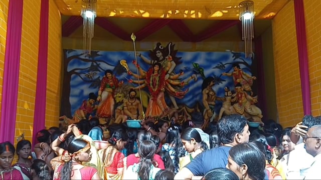 मां दुर्गा के पट खुलते ही दर्शन के उमड़े श्रद्धालु