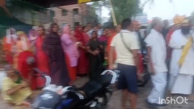 डिस्ट्रिक - मथुरा के टाउनसिप चौराहे पर सैकड़ों लोग अपने धर्मगुरुओं द्वारा 84 कोस परिक्रमा लगाते नजर आये 