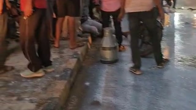 झांसी में एक बाइक सवार दूधिया की दुर्घटना हो गई, जिसमें उसका सारा दूध सड़क पर बह गया।
