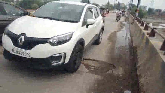 पानीगांव पुल के गड्ढे और बारिश में धंसा वृंदावन पानीगांव रोड़ राहगीरों के लिए बन रहा भयानक हादसे का सबब।