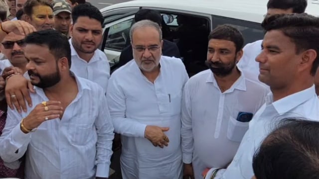 जमुना एक्सप्रेसवे कट पर भाजपा कार्यकर्ताओं ने किया जोरदार स्वागत।
भारतीय जनता पार्टी उत्तर प्रदेश के अध्यक्ष चौधरी भूपेंद्र सिंह का कार्यकर्ताओं ने गर्मजोशी से अभिनंदन किया। साथी मौजूद है भारतीय जनता पार्टी के मांट विधायक राजेश चौधरी