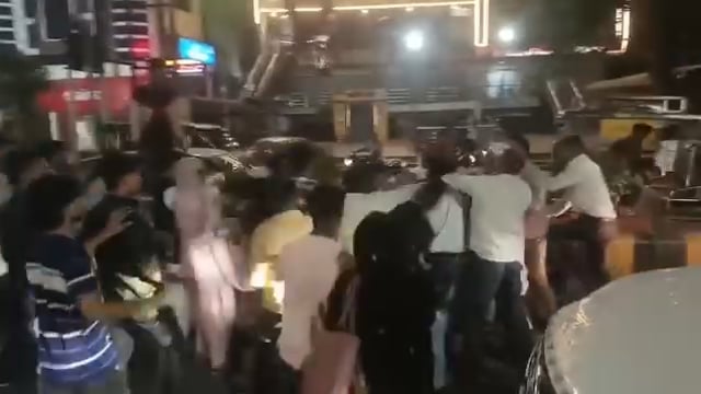 मथुरा के कंकाली क्षेत्र में मुस्लिम समुदाय की बारात में बीच रोड  पर मचा घमासान वीडियो वायरल मची भगदड़