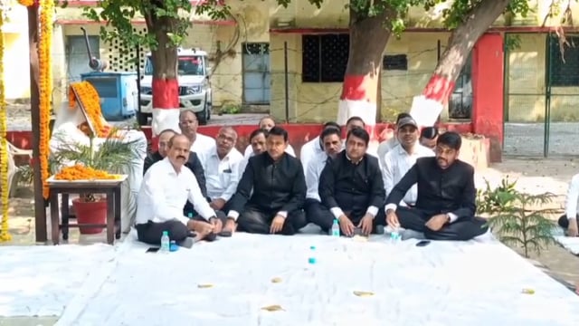 जिला अधिकारी ने राष्ट्रपिता महात्मा गांधी व लाल बहादुर शास्त्री जी की जयंती कलेक्ट्रेट परिसर में मनाई