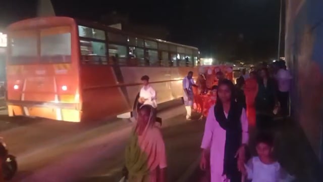 मथुरा के टाउनशिप निवासी लोगों ने नवदुर्गा समापन के बाद बैण्ड बाजो के साथ देवी मां की मूर्ति का किया विसर्जन