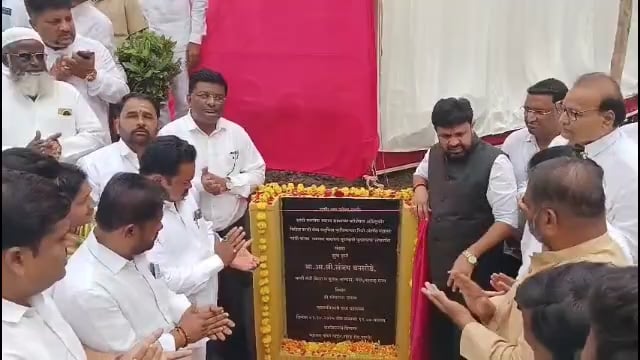 आमदार संजय बनसोडे यांच्या हस्ते महात्मा गांधी यांच्या पुतळ्याचे लोकार्पण