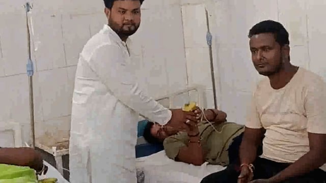 महात्मा गांधी,लालबहादुरशास्त्री कीजयंती पर अधिवक्ता रेहानखान नेउन्हें नमनकरते हुए सीएचसी मेंमरीजों को फलवितरित किए