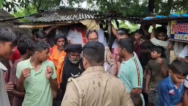 जानिए साधु भेष धारियों कि ग्रामीणों ने क्यों की पिटाई, पुलिस हिरासत में लेकर कर रही है पूछ ताछ
