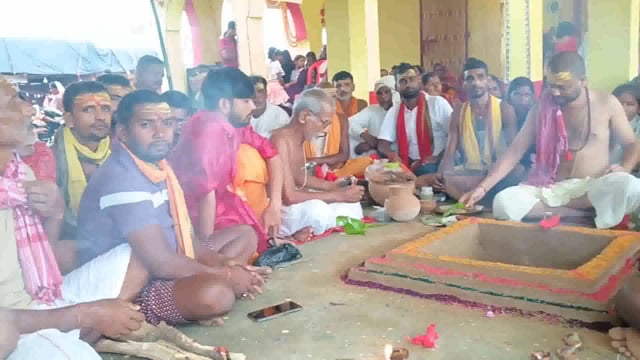 विजयादशमी को लेकर उमड़ी श्रद्धालुओं की भीड़, वैष्णवी दुर्गा मंदिर फुल्लीडुमर की प्रतिमा शुक्रवार शाम को होगी विसर्जित