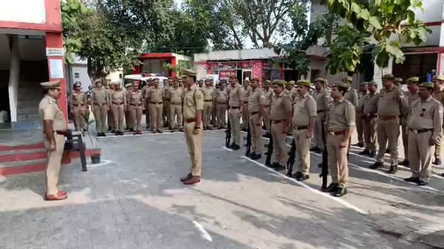 जनपद हापुड़ देहात पुलिस द्वारा गांधी जयंती पर गांधी जी के छायाचित्र पर पुष्पमाला अर्पण कर उनके आदर्श पर चलने की शपथ ली